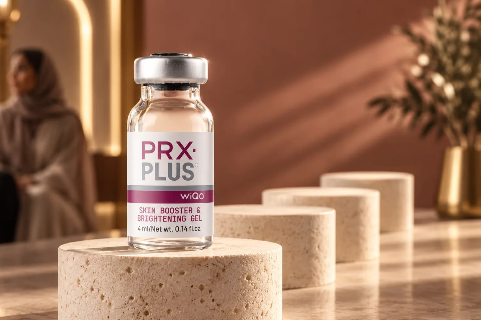 عبوة PRX-PLUS على قاعدة حجرية أمام قواعد حجرية مستديرة في صالة استقبال هادئة