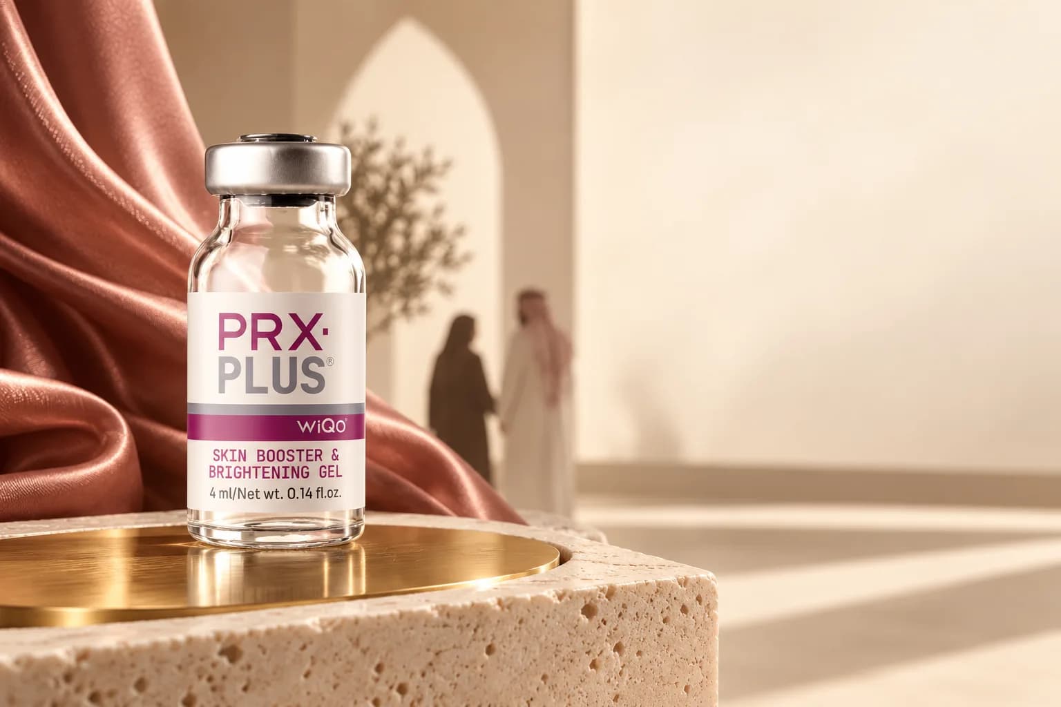 عبوة PRX-PLUS على قاعدة من الترافرتين بجوار قماش حريري في مساحة بطراز نجدي